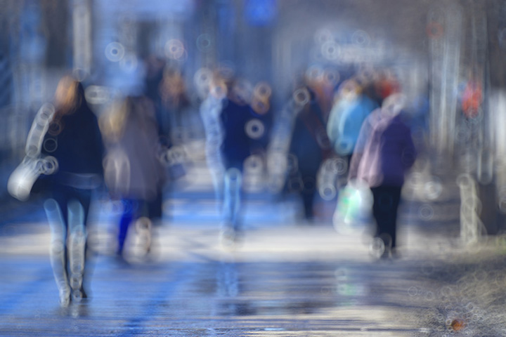 blurred background defocusing city people crowd